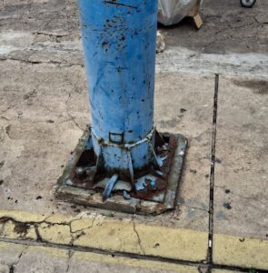 Corrosão em Base de Poste Metálico e os Riscos da Falta de Manutenção